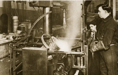 Fabricando dinero: bajando una olla de metal líquido en una máquina